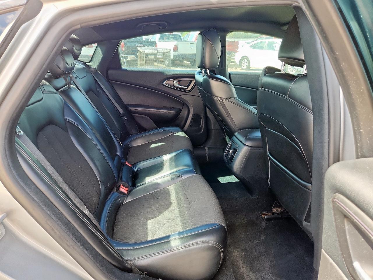 Chrysler 200 S Image 11