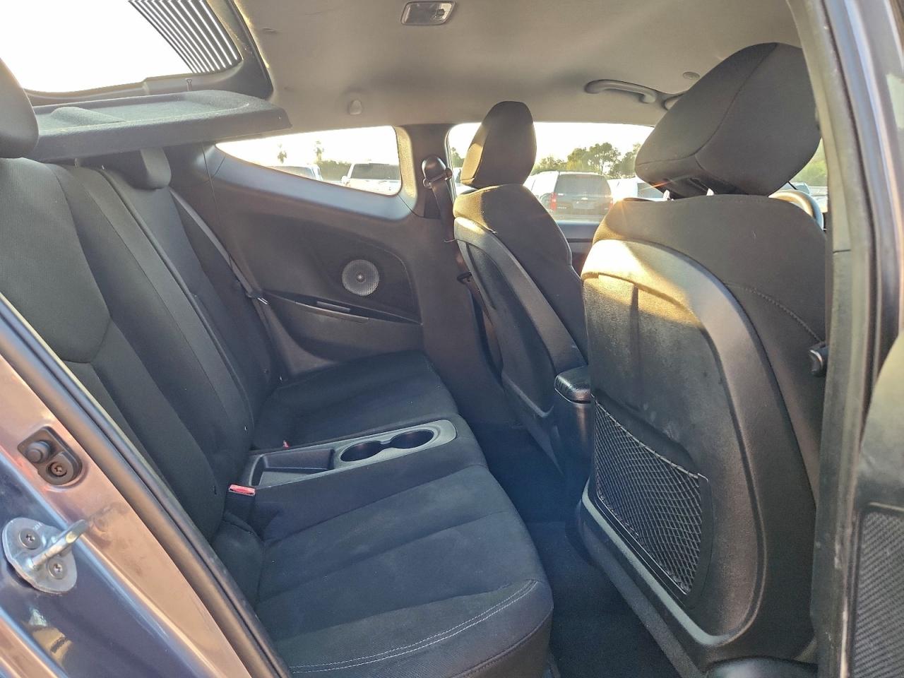 Hyundai VELOSTER Image 8