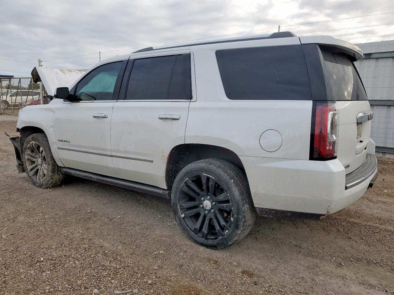 GMC Yukon Denali Image 4
