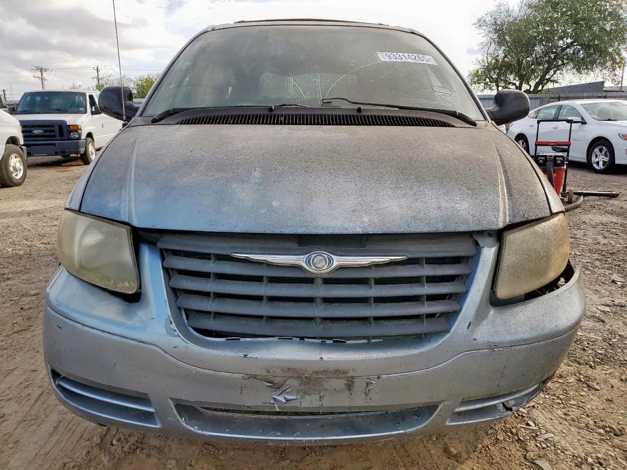 Chrysler Minivan Image 2