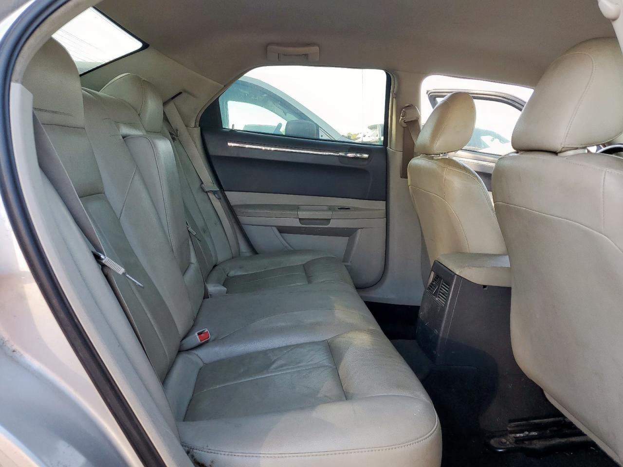 Chrysler 300 Touring Image 10