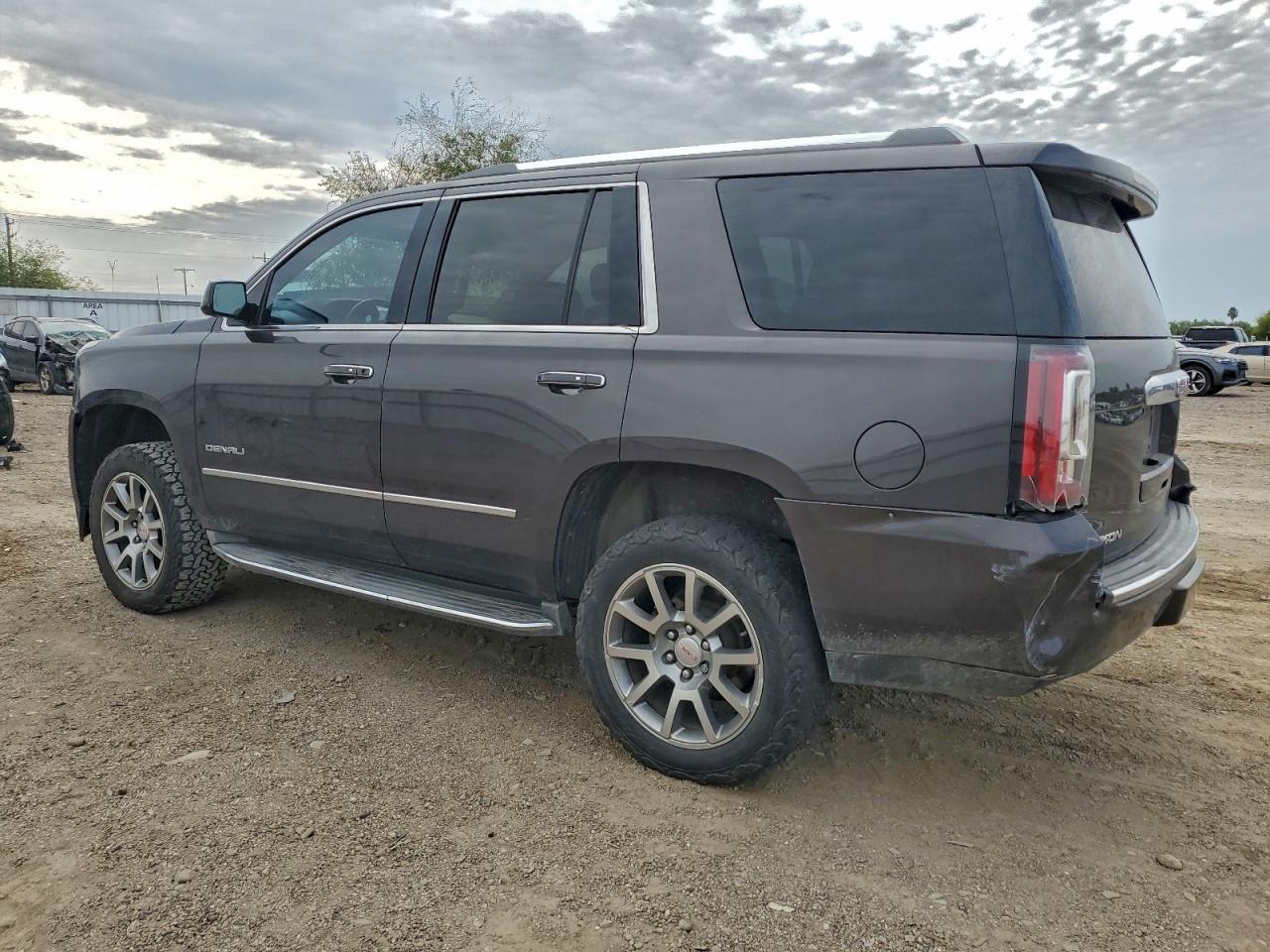 GMC Yukon Denali Image 5