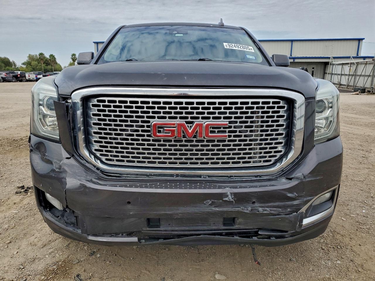 GMC Yukon Denali Image 4