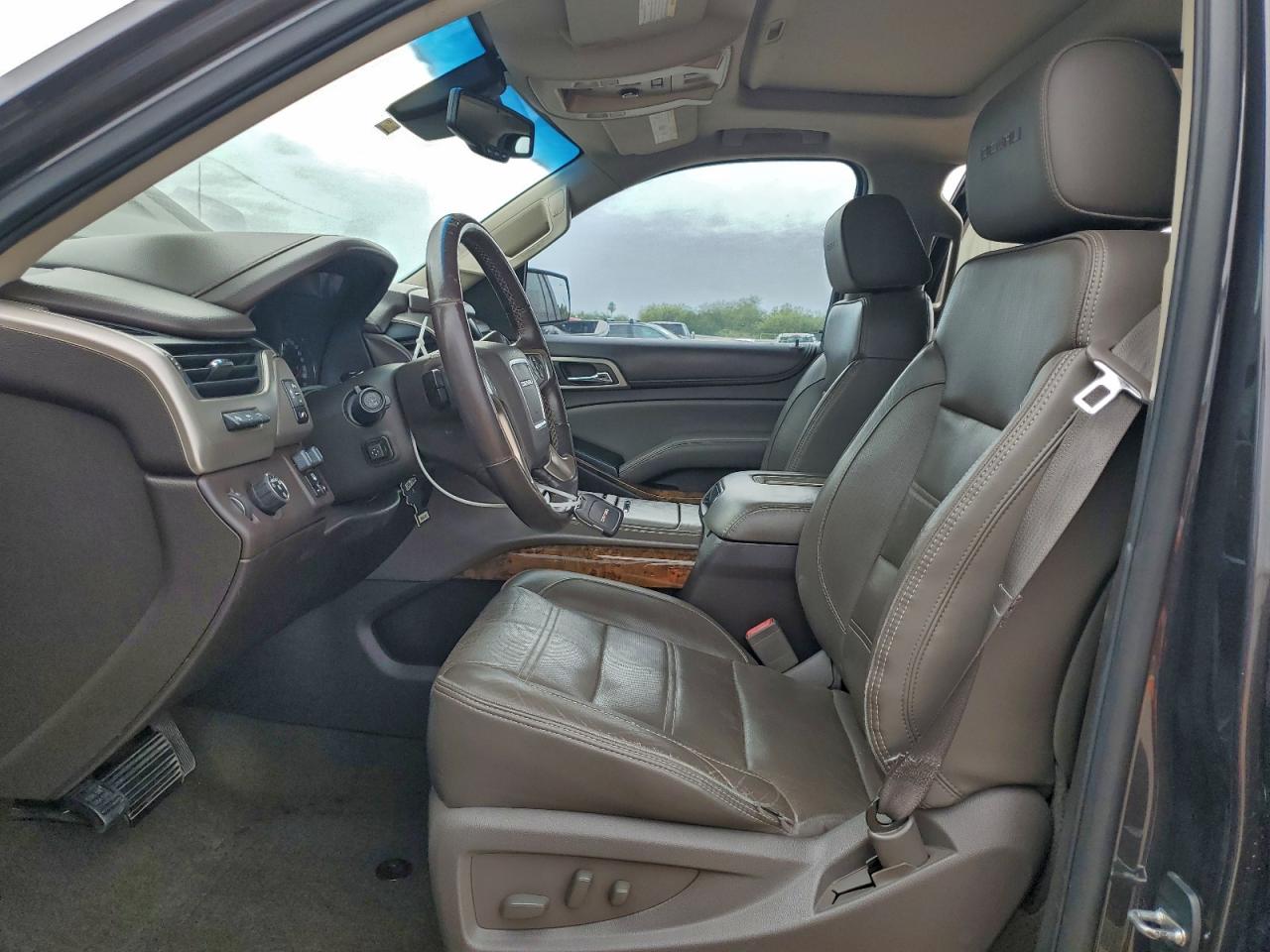 GMC Yukon Denali Image 6