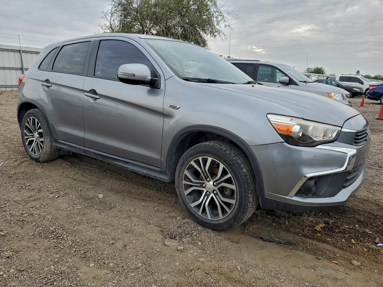 Mitsubishi Outlander Es Image 2