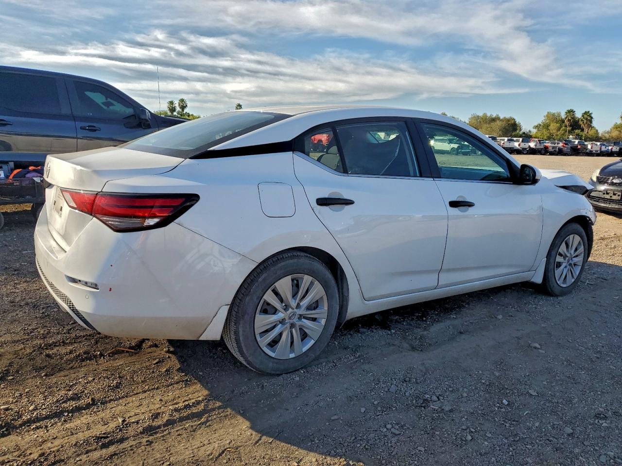 Nissan Sentra S Image 2