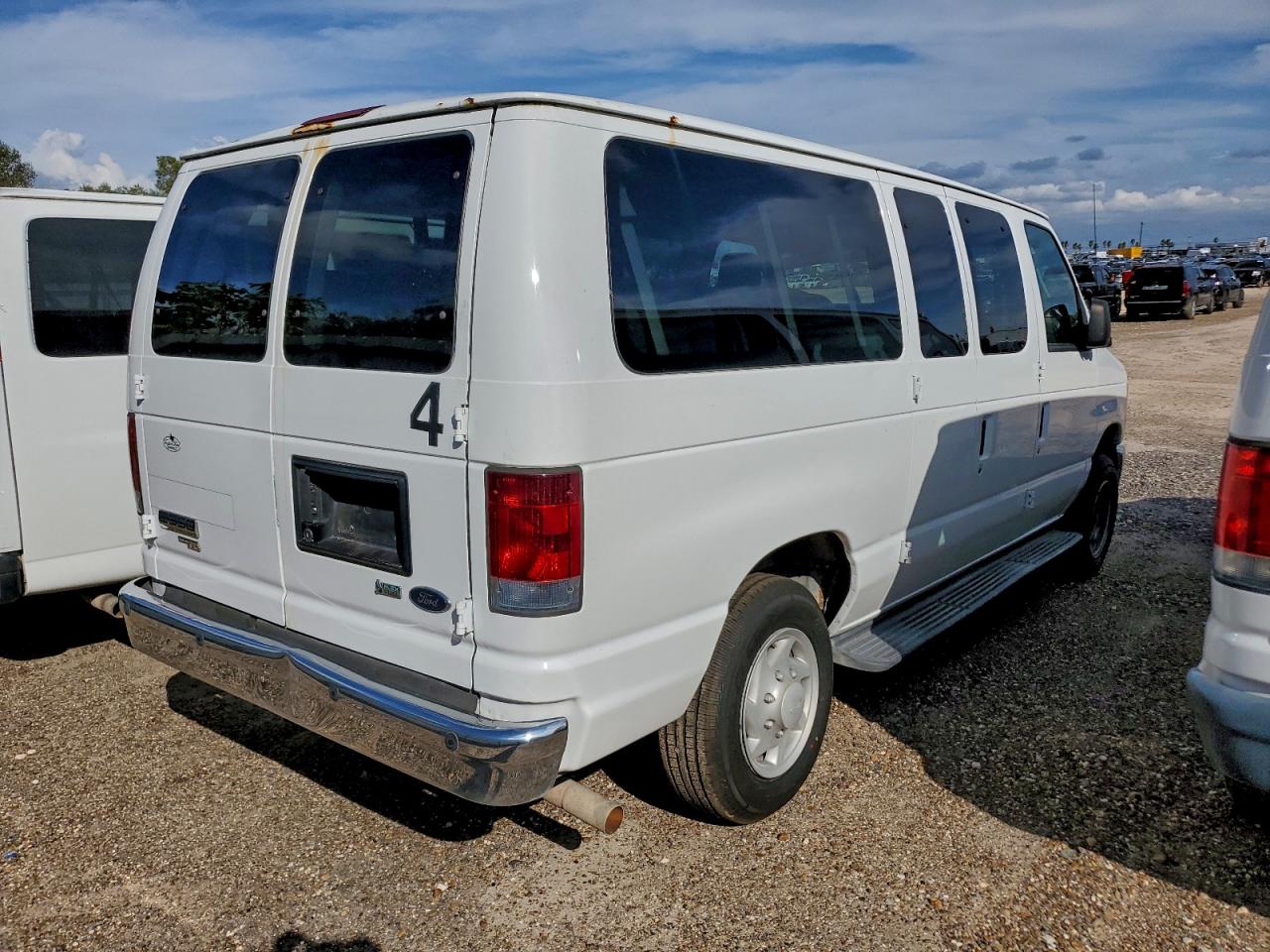 Ford Econoline E350 Super Duty Wagon Image 13