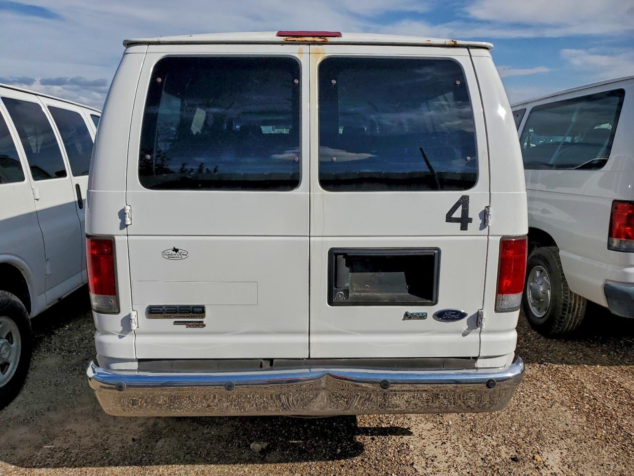 Ford Econoline E350 Super Duty Wagon Image 4