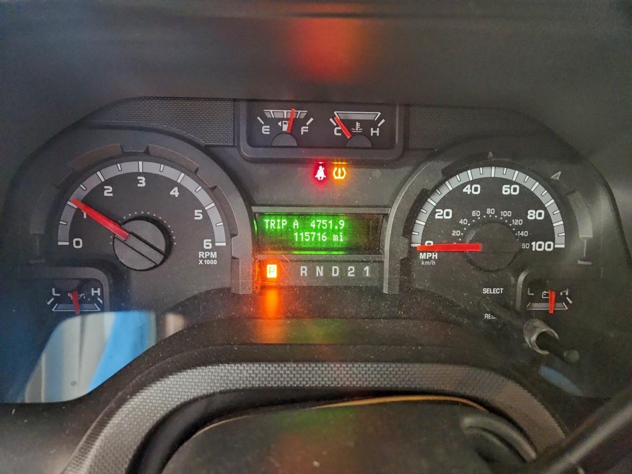 Ford Econoline E350 Super Duty Wagon Image 6