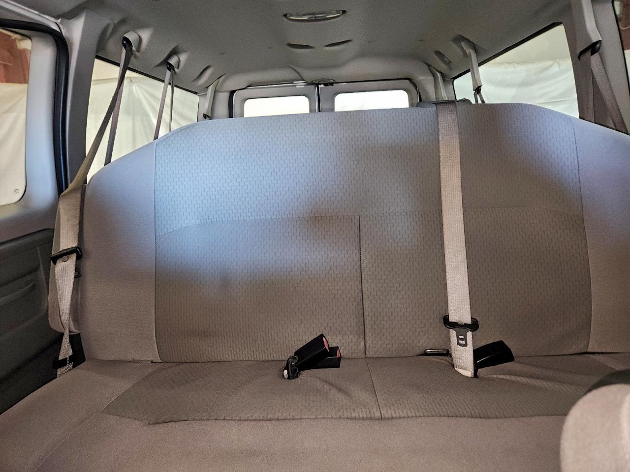 Ford Econoline E350 Super Duty Wagon Image 9