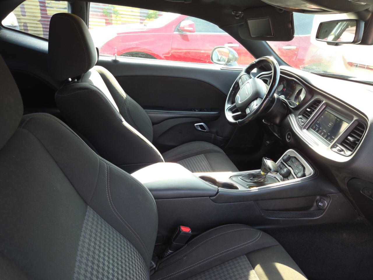 Dodge Challenger Sxt Image 8