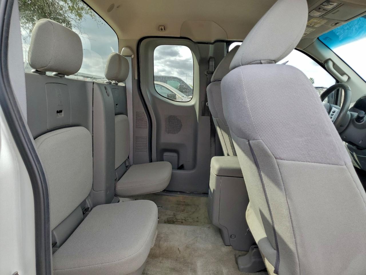 Nissan Frontier S Image 9