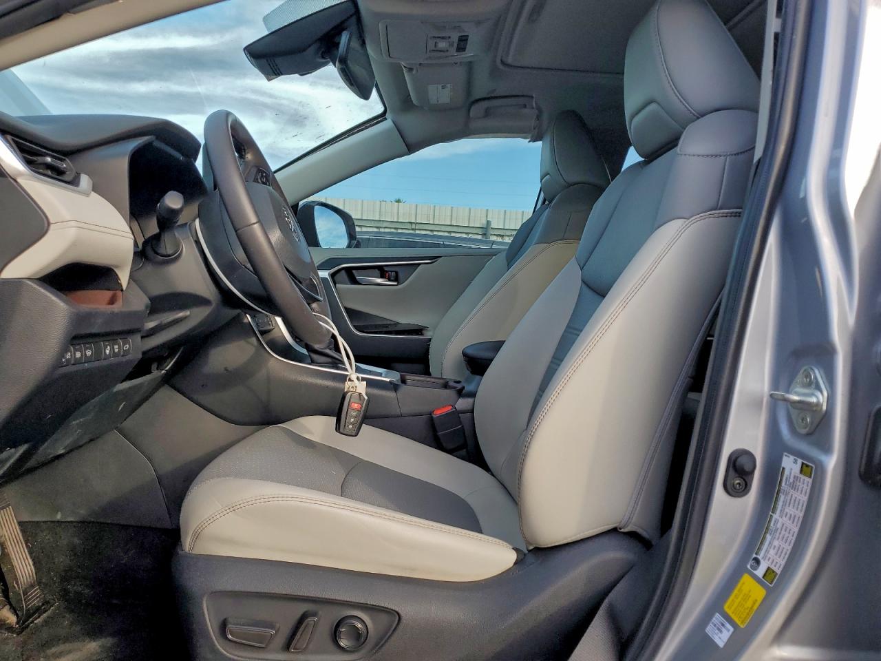 Toyota RAV4 Limited Image 10