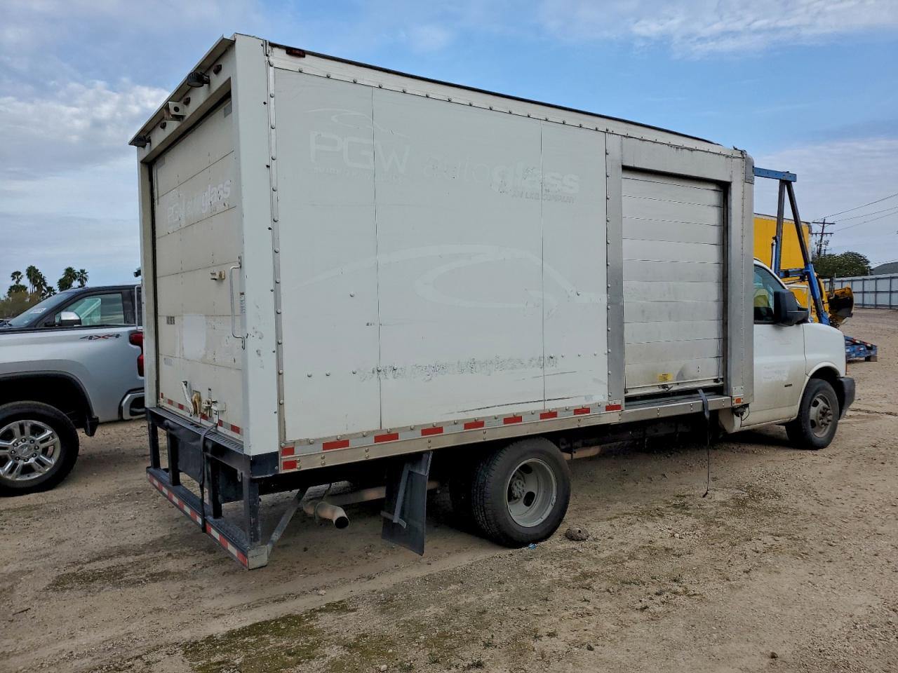 Chevrolet Express Image 2